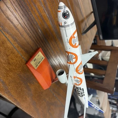 STARWARS BB-8 ANA JET - BOEING 777-300ER - 1:200 Scale Plastic Model Kit - Image 1 of 4