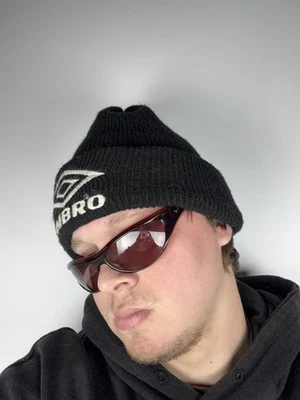 Gorro de punto negro Umbro retro vintage años 90 logotipo Y2K para hombre talla pequeña Foto 1 de 4