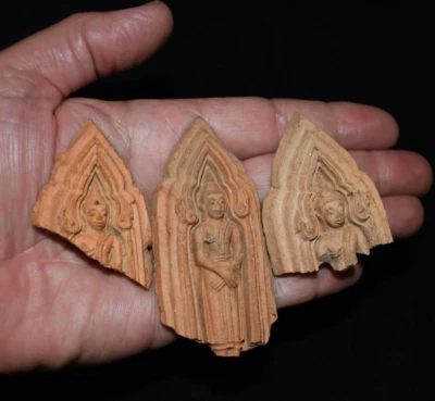 Tres votivos budistas antiguos de cerámica/terracota sin montar de Tailandia Foto 1 de 4