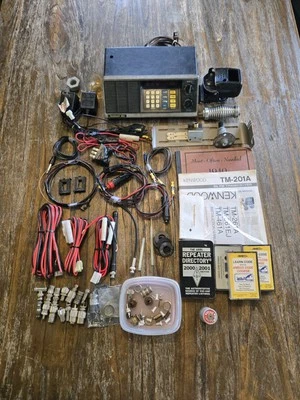 LOTE De Colección Radioaficionado CB TV Transceptor Piezas, Cables, Estuche, Libro, Cintas, Antenas Etc Foto 1 de 4