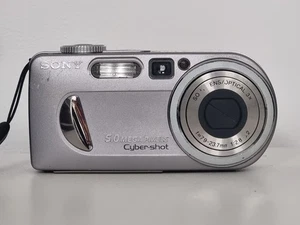 SONY CYBERSGHOT DSC-P10 5.0 MP DIGITALKAMERA SILBER UNGETESTET FÜR ERSATZTEILE/REPARATUR - Bild 1 von 9