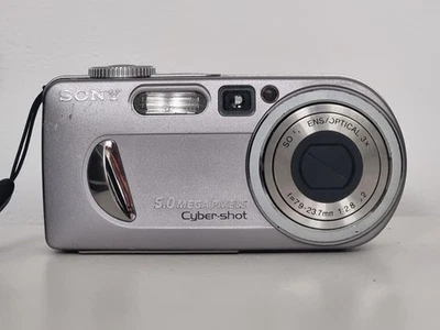 SONY CYBERSGHOT DSC-P10 5.0 MP DIGITAL CAMERA SILVER UNTESTED FOR SPARES/REPAIR - Image 1 of 4