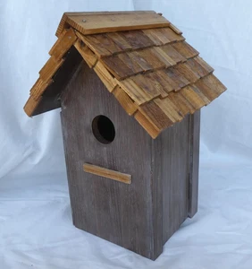 Vogelhaus mit Zedernschüttelziegeldach 1 1/2" Öffnung & Pfostenbefestigung Handarbeit - Bild 1 von 10