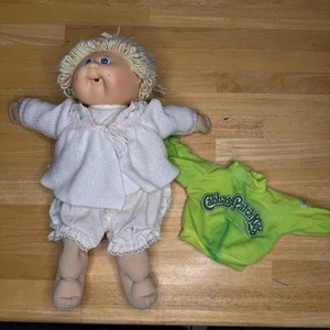 1982 Cabbage Patch Niño Niña Chupete Boca Ojo Azul Limón Rubio Lazo Cabello LEER - Imagen 1 de 24