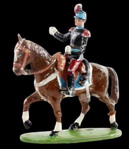 QUIRALU CAVALIER SAINT CYRIEN PORTE DRAPEAU / jouets anciens - Foto 1 di 4