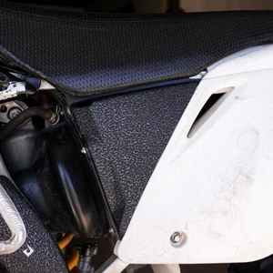 Black Air Box Guards 2005-2008 Honda CRF450 Airbox Grip Tape Decal CRF450R 450R - Foto 1 di 4