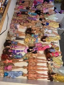 Riesiges gemischtes Barbie & Disney Puppen & Zubehör Konvolut 373+ Teile 77 Puppen - Bild 1 von 24