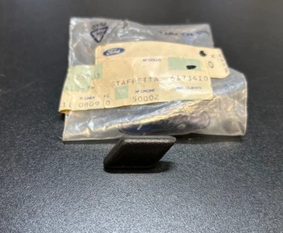 6173410 Fermo coperchio rivestimento paraurti anteriore sinistro Ford Fiesta XR2 - Immagine 1 di 4