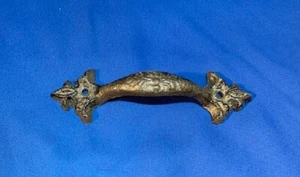 UNA manija de tirador de gabinete de puerta de hierro fundido Fleur De Lis 0040 - Imagen 1 de 12