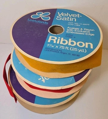 Cinta de terciopelo satinado LeeWards vintage roja, verde y dorada  Foto 1 de 4