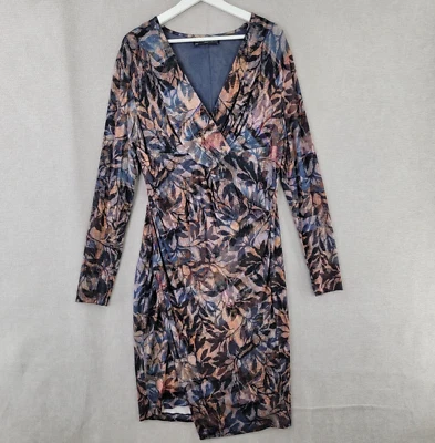 Vestido Peruvian Connection para mujer grande azul oscuro floral imitación envoltura drapeada frontal Foto 1 de 4