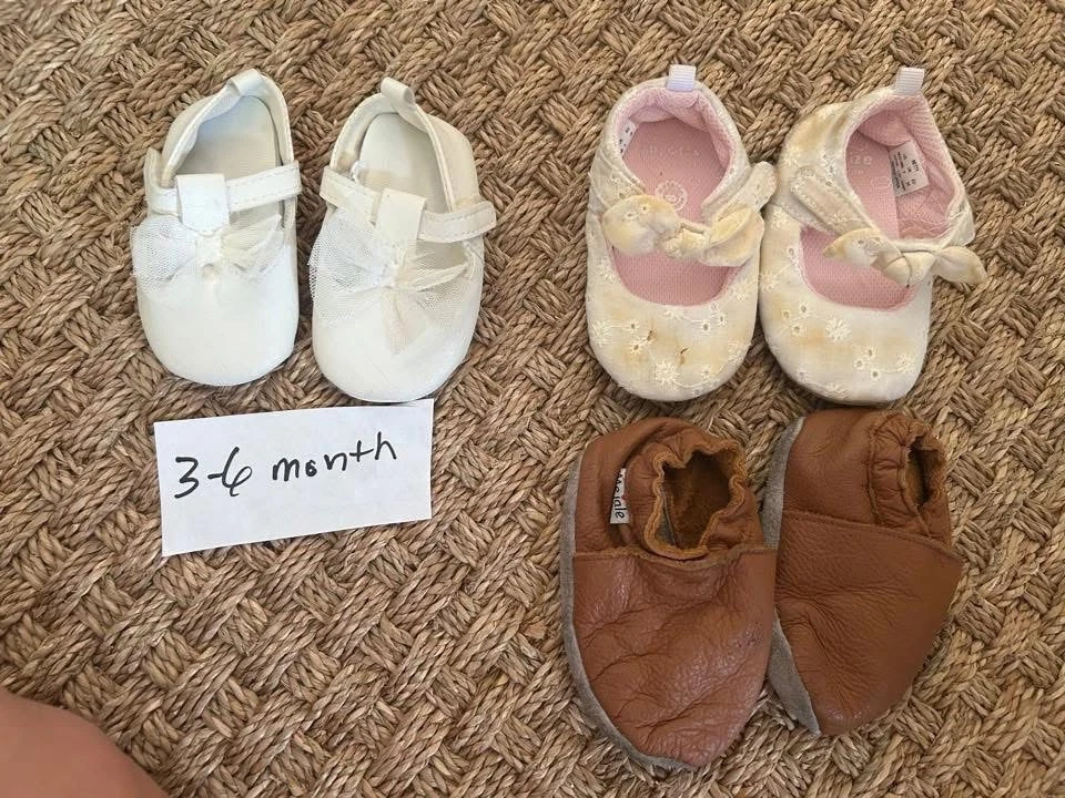 Zapatos de bebé Carters 3-6 meses lazo blanco *añadiendo en 2 pares más Foto 1 de 1