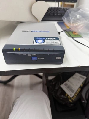 Cisco RV042 4-Port 10/100 Wired Router - You might have to upgrade it BIOS CISCO - Image 1 of 4