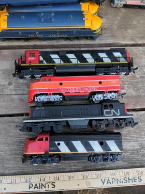 LIFE-LIKE Southern Pacific #6405 "Daylight" Diesel Locomotive...HO Gauge Plus 3 - Image 1 of 4