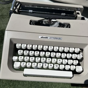 OLIVETTI LETTERA 25 Typewriter Made in Spain with Case in For Parts Repair - Picture 1 of 8