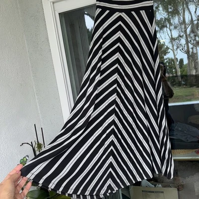 Maxi falda chevron negra y gris Victoria Secret Foto 1 de 3