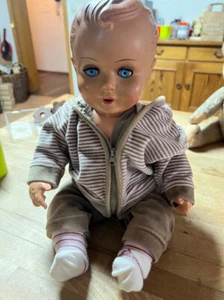 Alte Puppe Kunststoff Hartplastik ? mit Kleidung SM SE 50 cm Top Zustand Selten - Bild 1 von 6