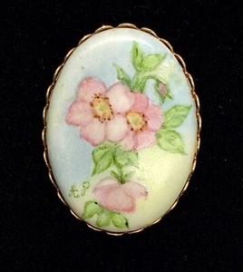 Two vintage artisan hand painted signed floral porcelain brooch / pins - Picture 1 of 8