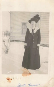 Donna vestita domenica miglior cappello fantasia zia Emma, cartolina vintage RPPC vera foto - Foto 1 di 2
