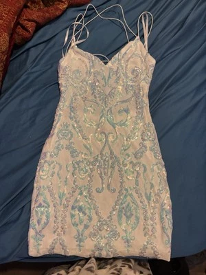 Mini Vestido Windsor Talla Grande Kathy Iridiscente Blanco Lentejuelas Fiesta de Regreso a Casa Foto 1 de 3