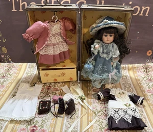 Trudy Traveler Porzellan Puppe Holz Reisekoffer Kleidung Hüte Schuhe Vintage Posten - Bild 1 von 24