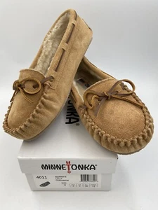 NEW Minnetonka Cally Cinnamon Suede Slipper Moccasins Women's Size 7 Beige 4011 - Picture 1 of 12