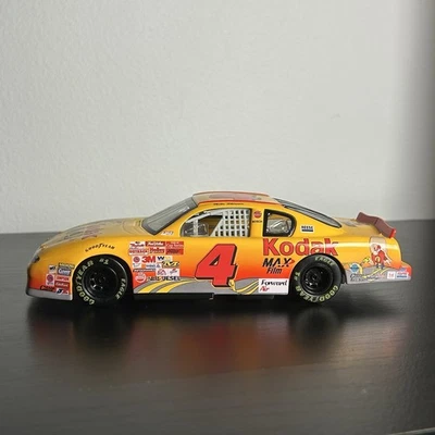Coche Kodak Looney Tunes 2002 Action Racing Mike Skinner #4 NASCAR escala 1/24 Foto 1 de 4