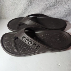 Crocs Baya Flip Flop Sandals Dark  Brown Slip On Spell Out  Womens 6 Mens 4 - Bild 1 von 4