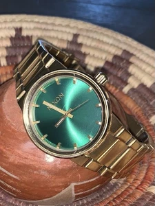 NIXON WATCH GOLD SS BAND GREEN DIAL FACE ANALOG NEW BATTERY SHOOT TO THRILL - Picture 1 of 24