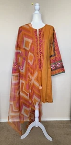 Khaadi Pret Talla 12 Kameez Dupatta Set Bordado Amarillo Gherdaar  - Imagen 1 de 12