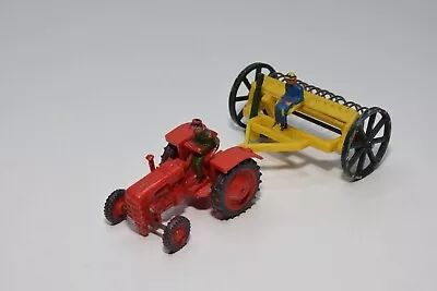 B46 1:60 ?? SIKU PLASTIC V048 V48 TRACTOR FAHR + V242 V 242 HAY RAKE FAIR COND. - Photo 1/4