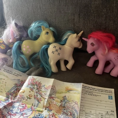 My Little Pony Lote De 4 Ponis De Colección Con Folleto Piruleta Unicornios Azul Rosa Foto 1 de 4