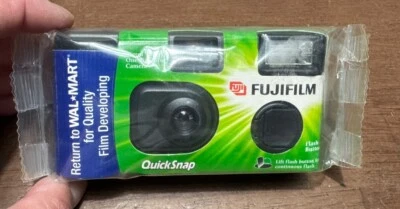 NEW FujiFilm QuickSnap Flash 35mm Single Use Camera 12-2005 - Image 1 of 4