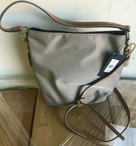 Neu mit Etikett Tommy Hilfiger DESIGNER HANDTASCHE MIT LEDERRIEMEN UVP 108 $ UNSER PREIS 79 $ - Bild 1 von 2