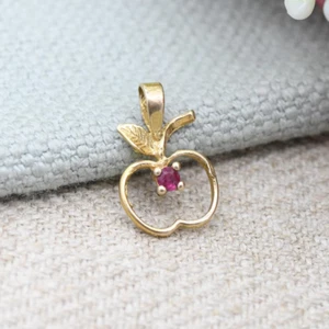 Vintage 9ct Gold Ruby Apple Pendant 1982 - Solid Gold Miniature Openwork Fruit - Picture 1 of 5