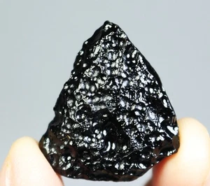 Piedra única piedra natural meteorito tectita negra cristal mineral espécimen - Imagen 1 de 7