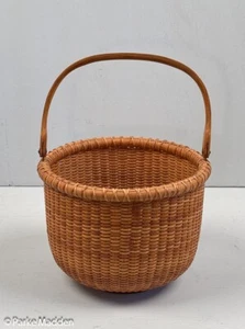 Cesta Nantucket con mango redondo de swing Jeanne Reis - Imagen 1 de 3