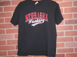 T-SHIRT DA UOMO NEBRASKA HUSKERS TAGLIA MEDIA IN BUONE CONDIZIONI - Foto 1 di 2