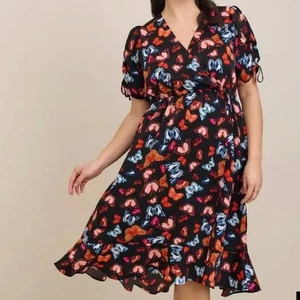 Abito midi Torrid Bushhed Charmeuse finto avvolgente nero stampa farfalla taglie forti 2X - Foto 1 di 14