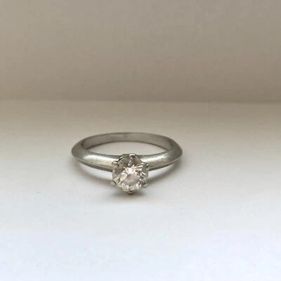 Tiffany & Co. Платиновое кольцо с одним бриллиантом и обручальное кольцо, свадебный комплект - Изображение 1 из 4