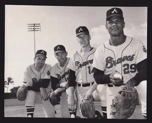 1967 Felipe Alou & Others UNSIGNED 7-1/2 x 9-1/2 ORIGINAL SNAPSHOT PHOTO #8 - Picture 1 of 1