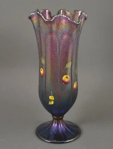 Jarrón pañuelo iridizado elástico vidrio artístico Fenton con cerezas HP - Imagen 1 de 11