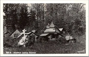 Foto de Robinson vintage de los años 50 de ALASKA RPPC "Tumbas indias de Alaska" SIN USAR - Imagen 1 de 2