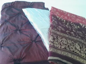 Lote de 3 restos de tela metálica brillante borgoña con textura floral asiática plateada - Imagen 1 de 15