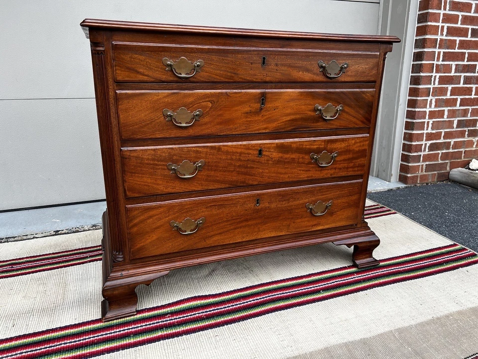 Cajonera Philadelphia Caoba Chippendale Diminutiva 4 Cajones, Años 1760’s Foto 1 de 4