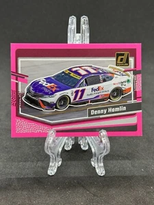 2024 Panini Donruss Racing - Denny Hamlin - Rosa 19/25 - Foto 1 di 2