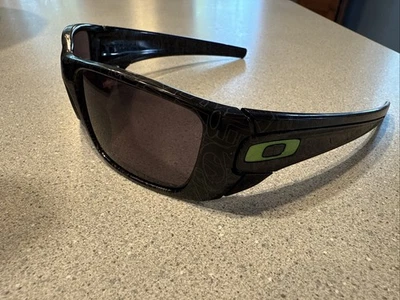 Gafas de sol Oakley Fuel Cell verde logotipo negro con líneas grises Foto 1 de 4