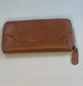 Frye Melissa Geldbörse aus Leder im Used-Look mit umlaufendem Reißverschluss braun - Bild 1 von 7