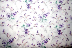 DELICADAS FLORES MORADAS SOBRE BLANCO - TELA 100% ALGODÓN - Imagen 1 de 4