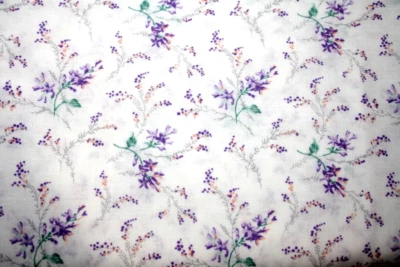 DELICADAS FLORES MORADAS SOBRE BLANCO - TELA 100% ALGODÓN Foto 1 de 4